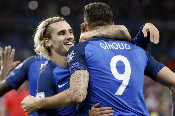 Frakkarnir Antoine Griezmann og Olivier Giroud fagna í kvöld.