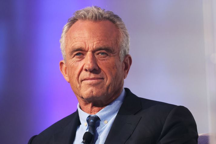Robert F. Kennedy Jr. er kominn ansi langt frá arfleið valdafjölskyldunnar sem hann tilheyrir, eins og nýjasti þáttur Skuggavaldsins kemur inn á. 