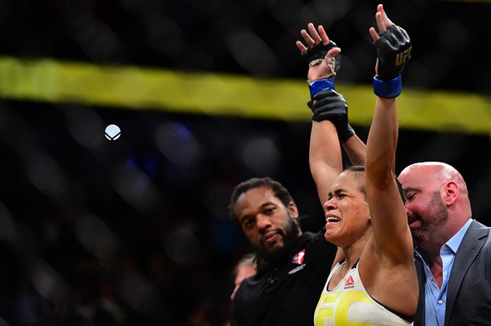 Amanda Nunes gráti næst eftir sigurinn.