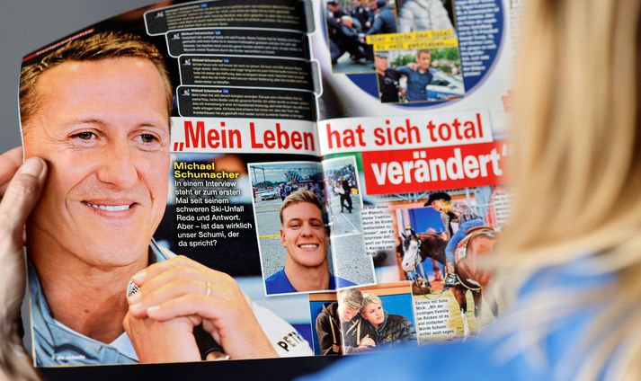 Hér má sjá konu lesa Die Aktuelle blaðið með gervigreindarviðtalinu við Michael Schumacher.