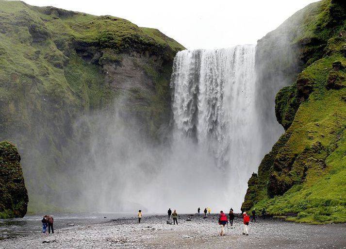 Sveinn segir að Skógafoss hafi látið mjög á sjá vegna ágangs ferðamanna.