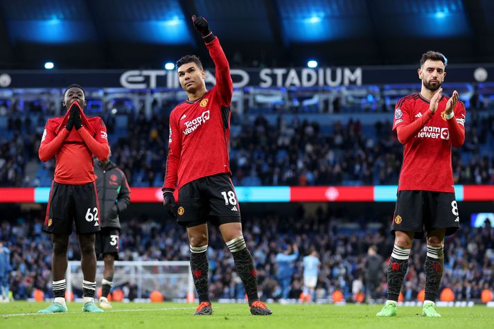 Casemiro eftir tapleikinn á móti Manchester City í gær ásamt þeim Omari Forson og Bruno Fernandes.