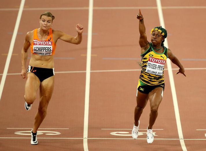 Fraser-Pryce kemur hér í mark á undan Schippers.