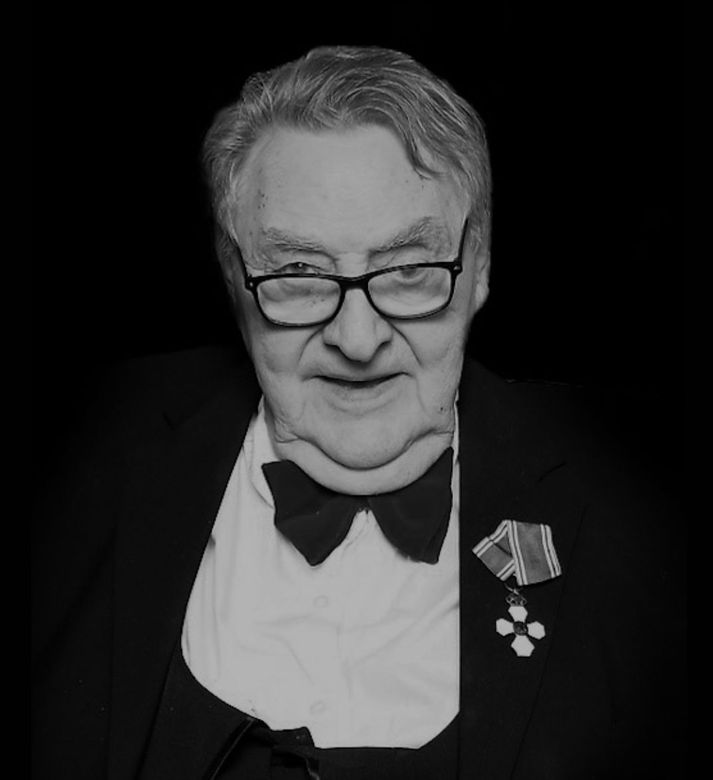 Sigmar var sæmdur fálkaorðunni af Vigdísi Finnbogadóttur.