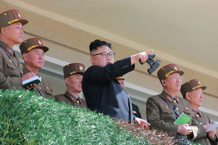 Kim Jong Un, einræðisherra Norður-Kóreu, líklega að benda hershöfðingjum á eitthvað sem mætti betur fara.