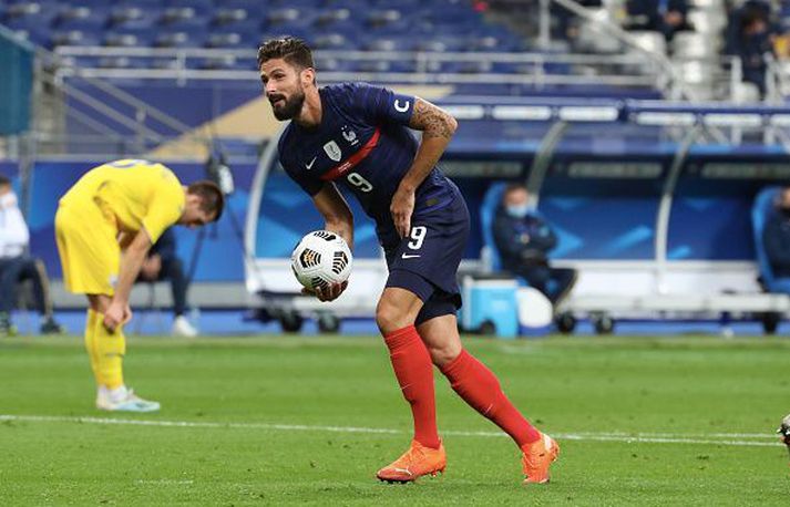 Giroud fagnar fyrra markinu í kvöld.
