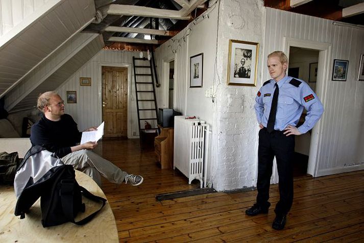 Fluttir inn Ævar Þór og Hlynur Páll færa sig inn í stofu velunnara síns.