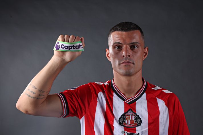 Granit Xhaka með fyrirliðabandið.