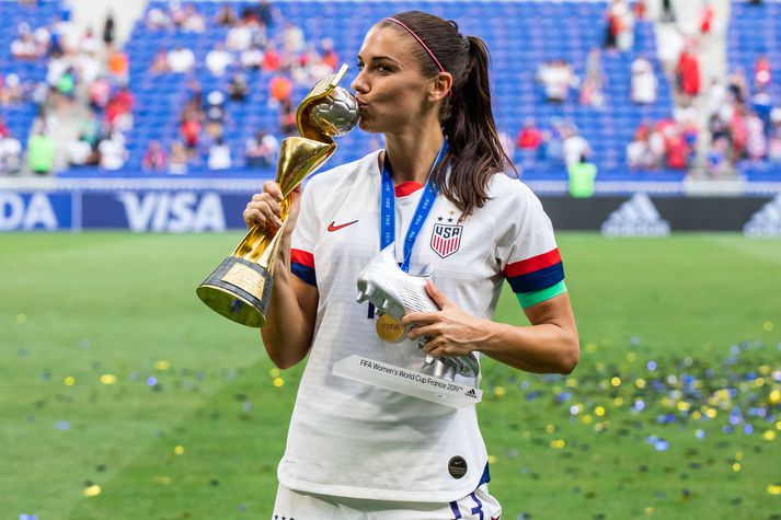 Alex Morgan kyssir heimsbikarinn en hún getur orðið heimsmeistari í þriðja sinn.