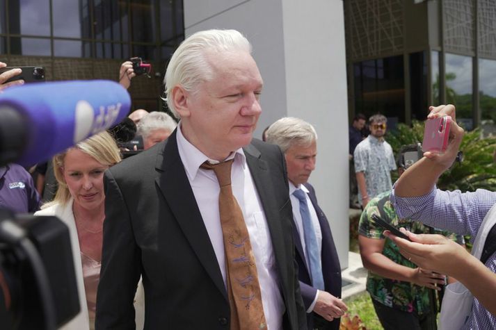 Assange játaði í sumar brot á ákvæðum njósnalaga þegar hann lak þúsundum skjala á Wikileaks. Fyrir það hlaut hann jafnlangan dóm og hann hefur þegar afplánað í Bretlandi í Belmarsh fangelsinu, eða um fimm ár. Honum var sleppt og flaug rakleiðis til Ástralíu.