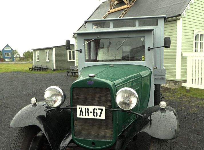 Byggðasafn Árnesinga á Eyrarbakka hefur eignast glæsilegan bíl en um er að ræða sögulegan fornbíl með númerinu ÁR – 67. Bílinn er oftast nefndur „Gistihúsabílinn á Eyrarbakka“ en hann er Ford B módel árgerð 1930, vörubíll með farþegaboddí. 