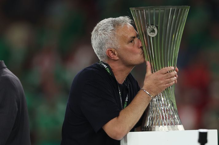 Jose Mourinho smellir einum blautum á nýjasta bikarinn í titlasafn sitt. 