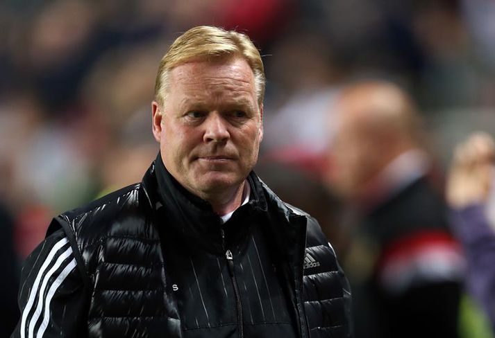 Koeman, sem er mikill vestismaður, ætlar að vera áfram í enska boltanum.