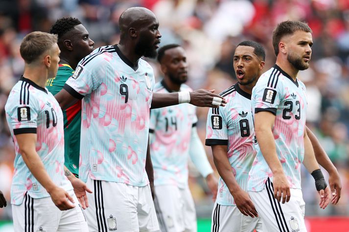 Youri Tielemans lætur Leandro Trossard heyra það í vatnspásunni í seinni hálfleik í leiknum gegn Senegal. Undir lok hans unnu þeir vel saman.