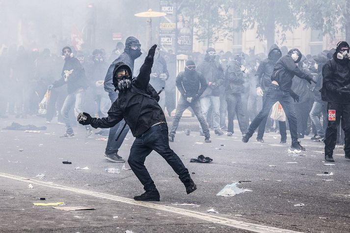 Grímuklæddir óeirðaseggir ollu óskunda í París.