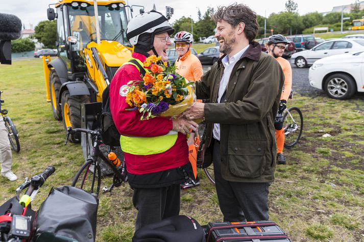 Dagur B. Eggertsson, borgarstjóri færði Ómari blómvönd er hann kom í mark.