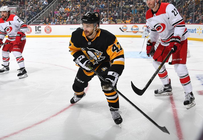 Adam Johnson (númer 47) í leik Pittsburgh Penguins og Carolina Hurricanes árið 2019.