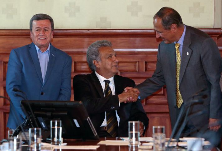 Pablo Beltran, fulltrúi ELN, Lenin Morenu, forseti Ekvador, og Juan Camilo Restrepo, fulltrú samninganefndar Kólumbíustjórnar. Viðræðurnar fóru fram í Ekvador.