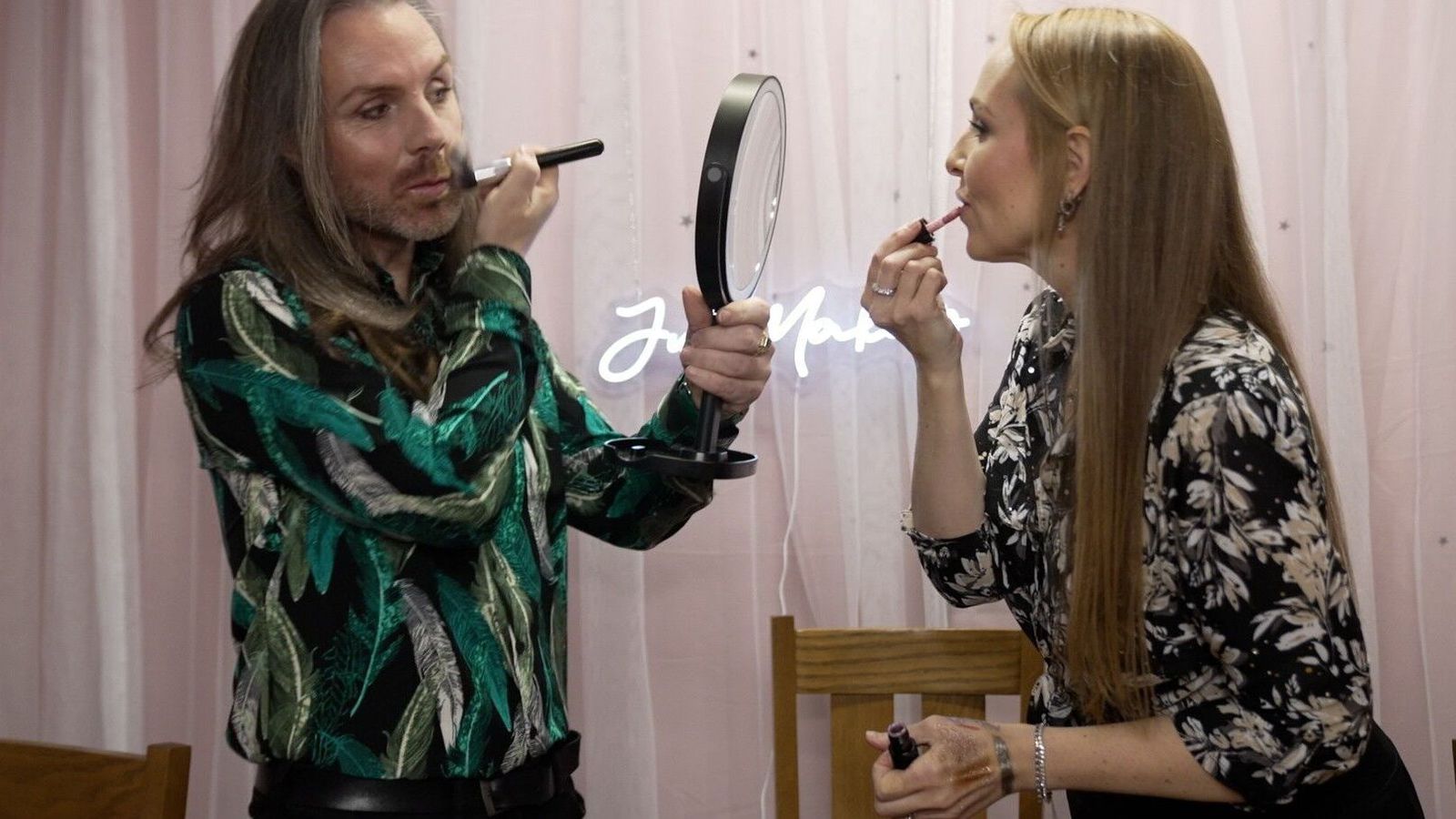 Leggja á­herslu á liti, gleði og glimmer