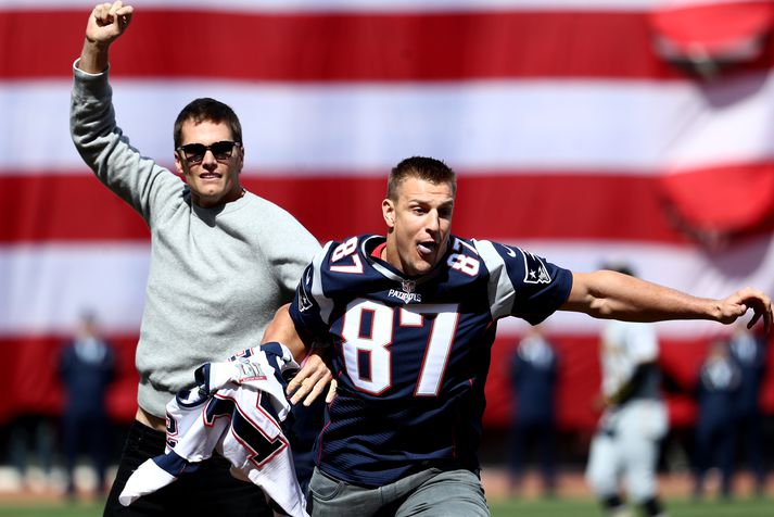 Tom Brady horfir á eftir Gronk með treyjuna.