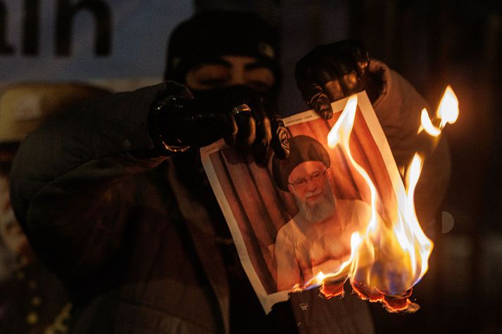 Mótmælin hafa staðið yfir frá því fyrir áramót og um 2.400 látist.