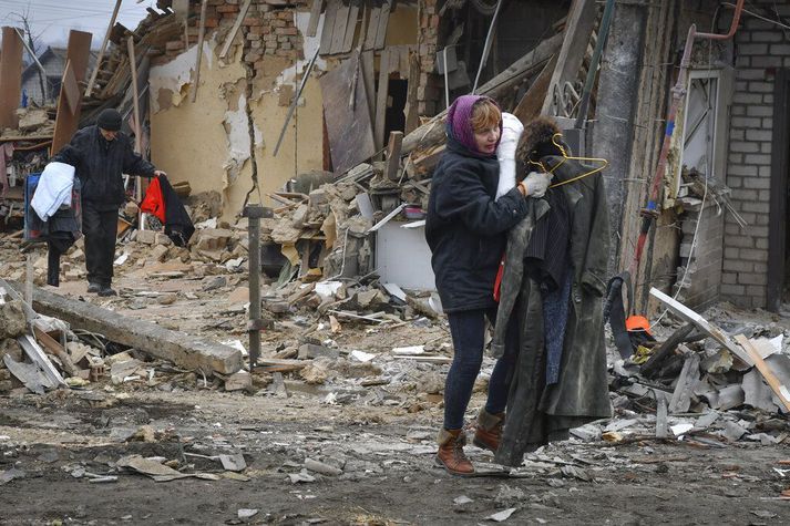 Íbúar í Zaporizhzhia freista þess að bjarga eigum sínum úr rústum húsa sem urðu fyrir árásum Rússa á nýársnótt.