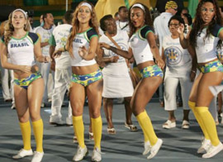 Brasilískar yngismeyjar dansa Samba á götum Rio de Janeiro fyrir leikinn