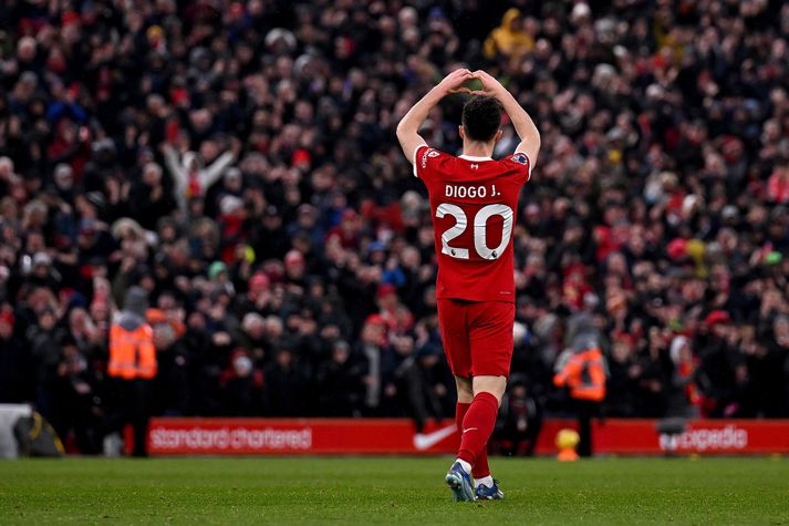 Diogo Jota þakkar stuðningsmönnum Liverpool fyrir góðan stuðning og sýnir þeim ástarmerki.