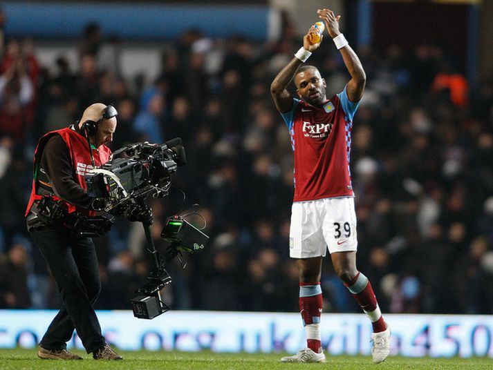 Darren Bent þakkar stuðningsmönnunum fyrir stuðninginn í leikslok.