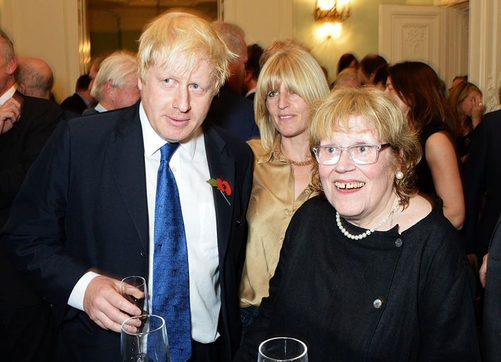 Charlotte Johnson Wahl (til hægri) með börnum sínum Boris og Rachel Johnson.