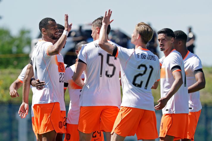Cody Gakpo fagnar fyrra marki sínu í kvöld með Frenkie de Jong.