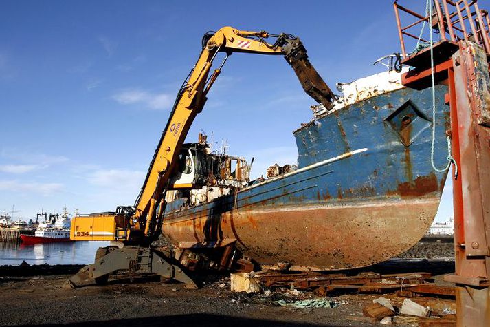 Hér er unnið við Kambaröstina í Hafnarfirði. Eflaust verða það örlög margra skipa að verða að nýtanlegum málmum hjá T.S. Shipping á Dalvík.