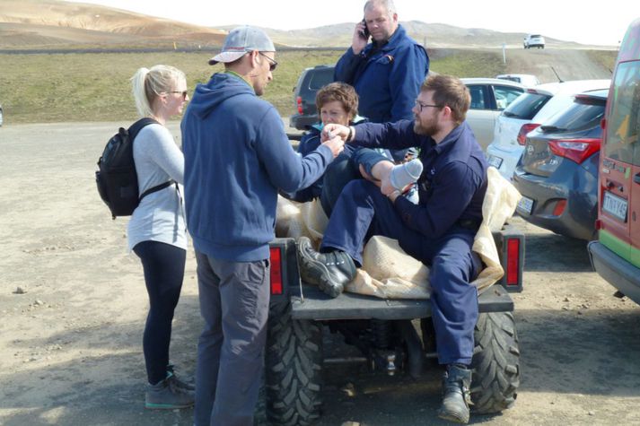 Hollensk kona sem slasaðist á Leirhnjúk leitar nú að bjargvættum sínum sem báru hana niður.