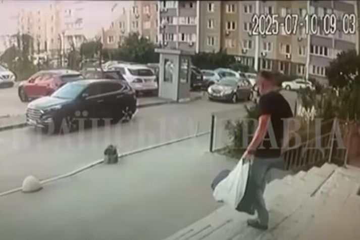 Skjáskot úr myndefni CCTV af vettvangi þar sem ofurstinn Ivan Voronych var á leið út úr húsi þegar hann var skotinn til bana