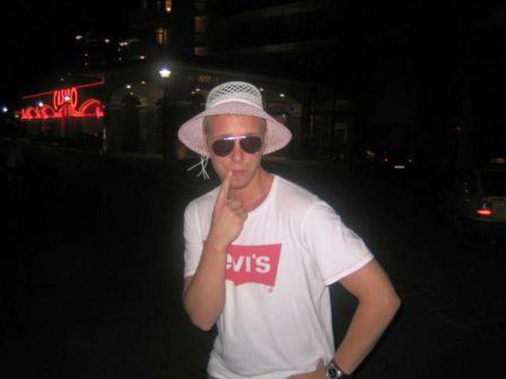 Sigurður með stráhatt í útskriftarferðinni á Sunny Beach