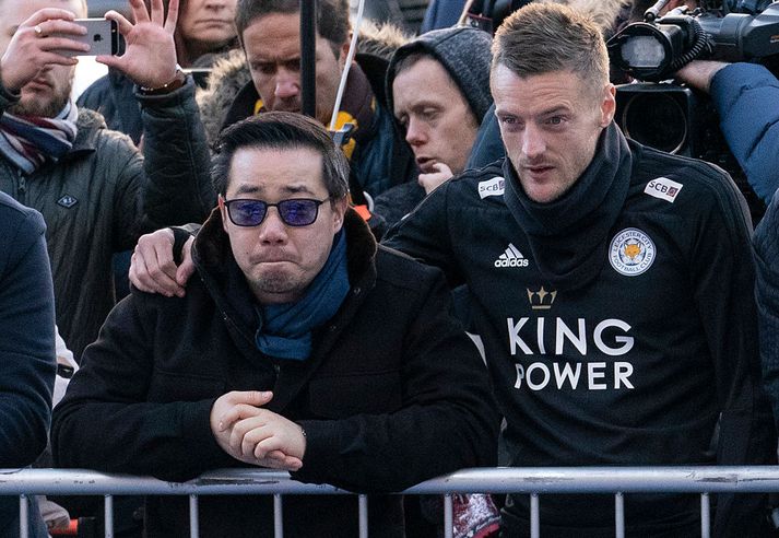 Vardy ásamt syni eiganda Leicester, Aiyawatt Srivaddhanaprabha á minningarathöfn í vikunni.