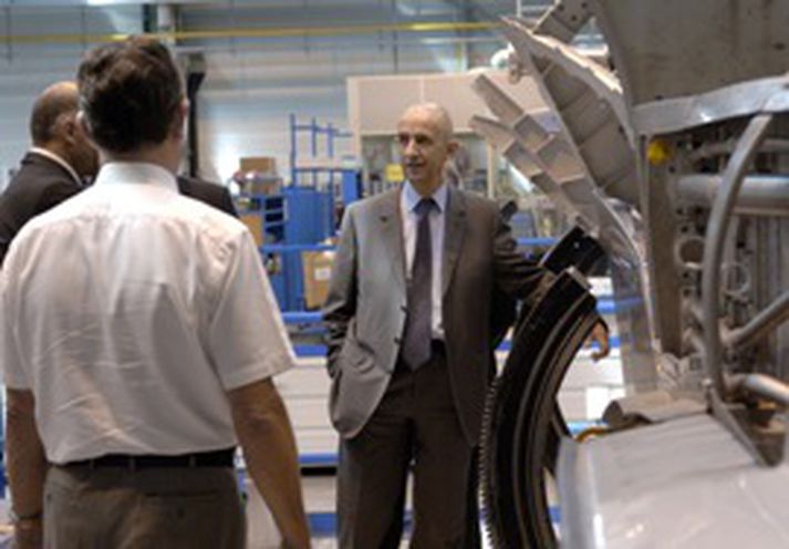 Einn yfirmanna Airbus, Louis Gallois, til hægri, talar við starfsmenn fyrirtækisins. Yfirstjórn Airbus segir helstu fjárhagsvandræði þess stafa af veikri stöðu bandaríkjadollars.
