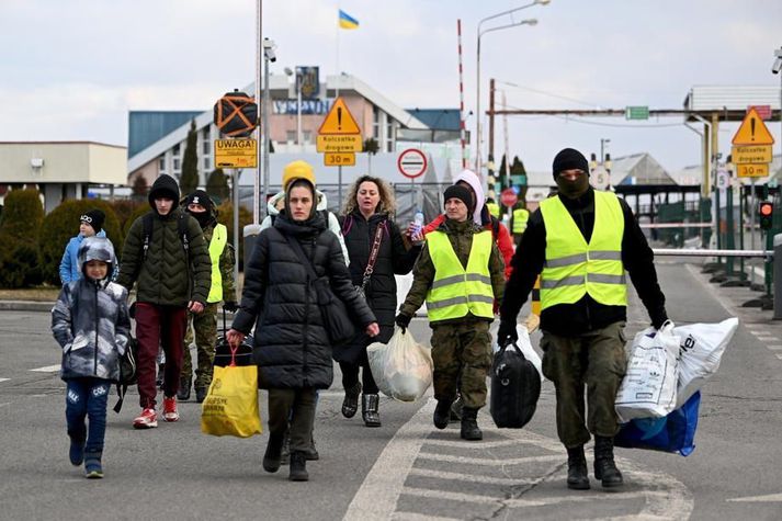 Í könnuninni segjast um sjötíu prósent aðspurðra vera á því að Evrópusambandið og NATO geri of lítið til að hjálpa Úkraínu.