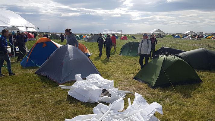 Ef einhverjir kunna að tjalda, þá eru það skátar en ekki dugði það til í stormi sem þeir lentu í á Suðurlandi í nótt.