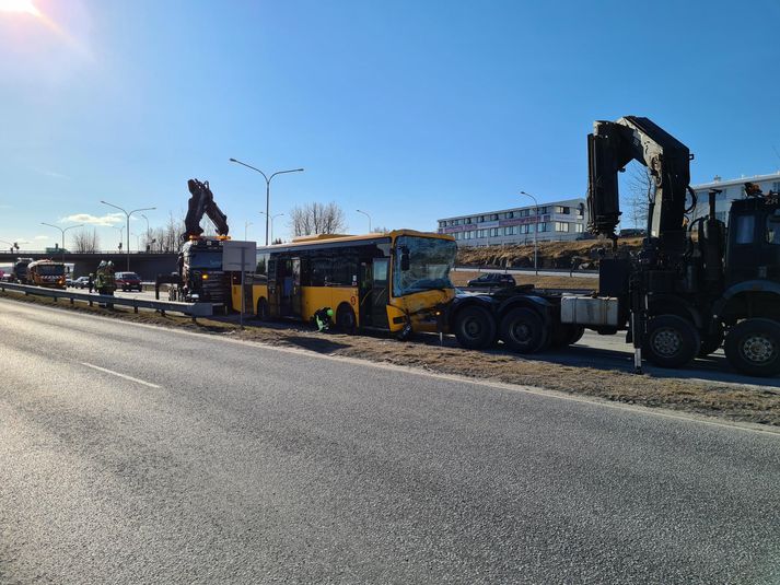 Annar strætisvagninn er mjög illa farinn og ekki verður hægt að bjarga honum.