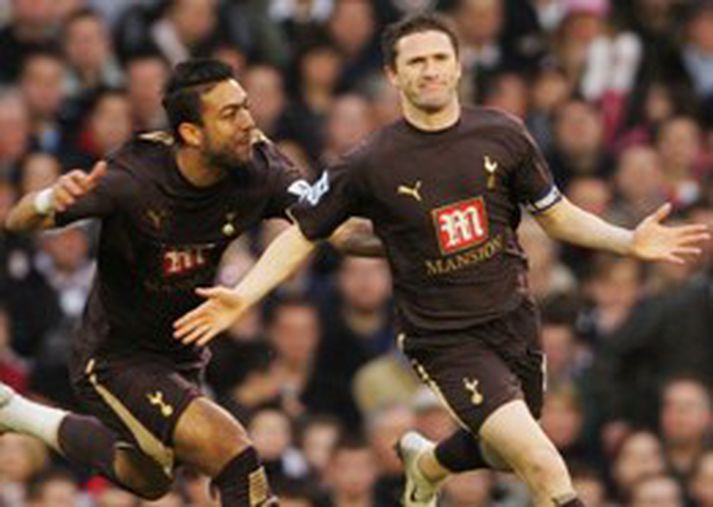 Robbie Keane skoraði tvö glæsileg mörk fyrir Tottenham í dag og fagnar hér með félaga sínum Mido sem lagði þau bæði upp