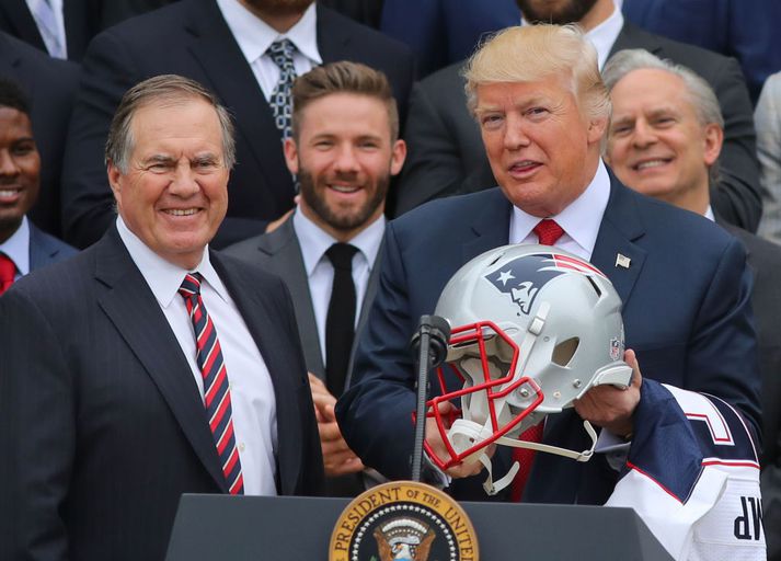 Trump ásamt vinum sínum í New England Patriots.