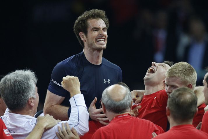 Andy Murray fagnar sigrinum.