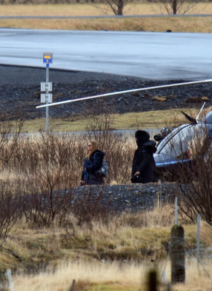 Beyoncé sést hér ganga úr þyrlu við Skógafoss.