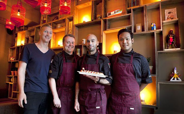 Gunnsteinn Helgi stendur hér á nýja veitingastaðnum Sushisamba ásamt kokkunum Eyþór Mar, Oliveira og Ara Alexander.