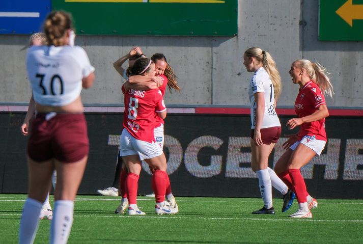 Fanndís Friðriksdóttir og Katherine Cousins fagna innilega. 