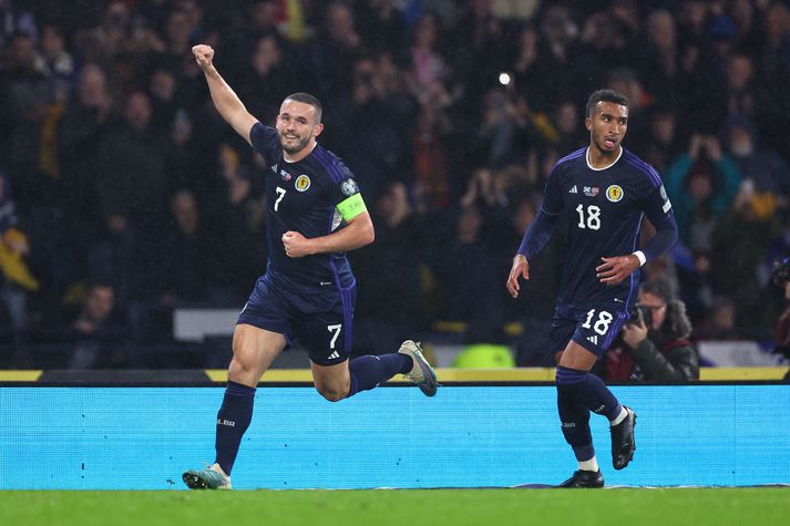 John McGinn fagnar marki sínu.