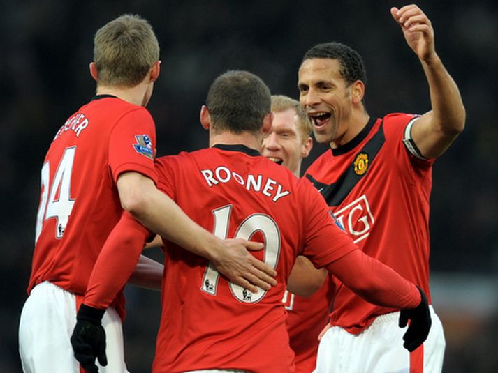 Wayne Rooney er hér fagnað af félögum sínum í Manchester United liðinu.