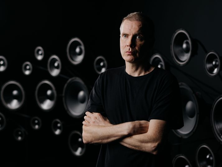 Jónsi hóf að gera myndlist fyrir aldamót en hún þurfti svo að víkja fyrir tónlistinni. Síðustu sex ár hefur hann hins vegar gert æ meiri myndlist og reynir þar að hafa áhrif þvert á skynfæri.