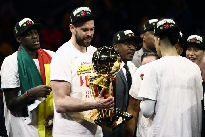 Gasol virðir NBA-bikarinn fyrir sér.